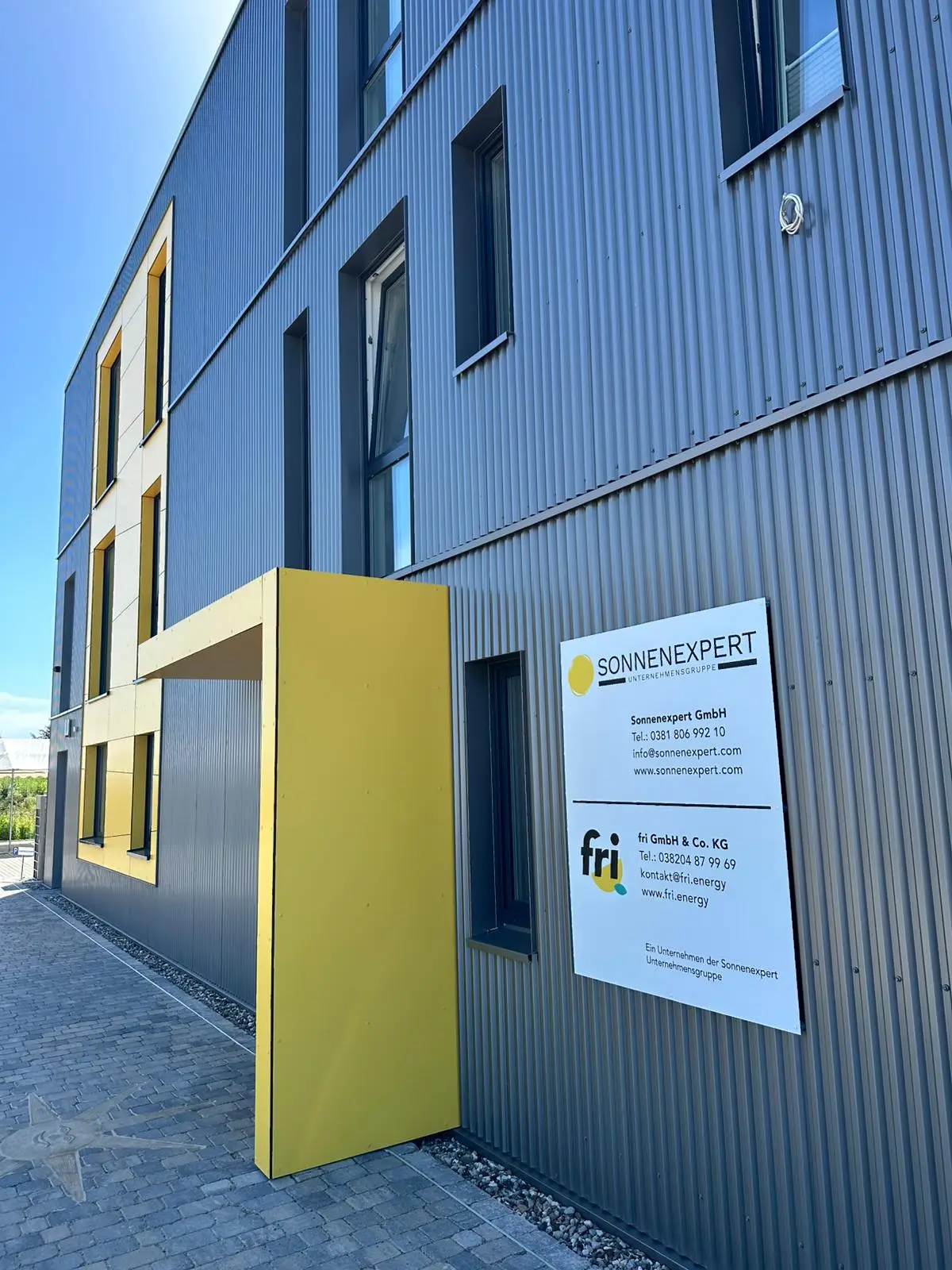 WOCON Firmengebäude Schrägansicht hochkant